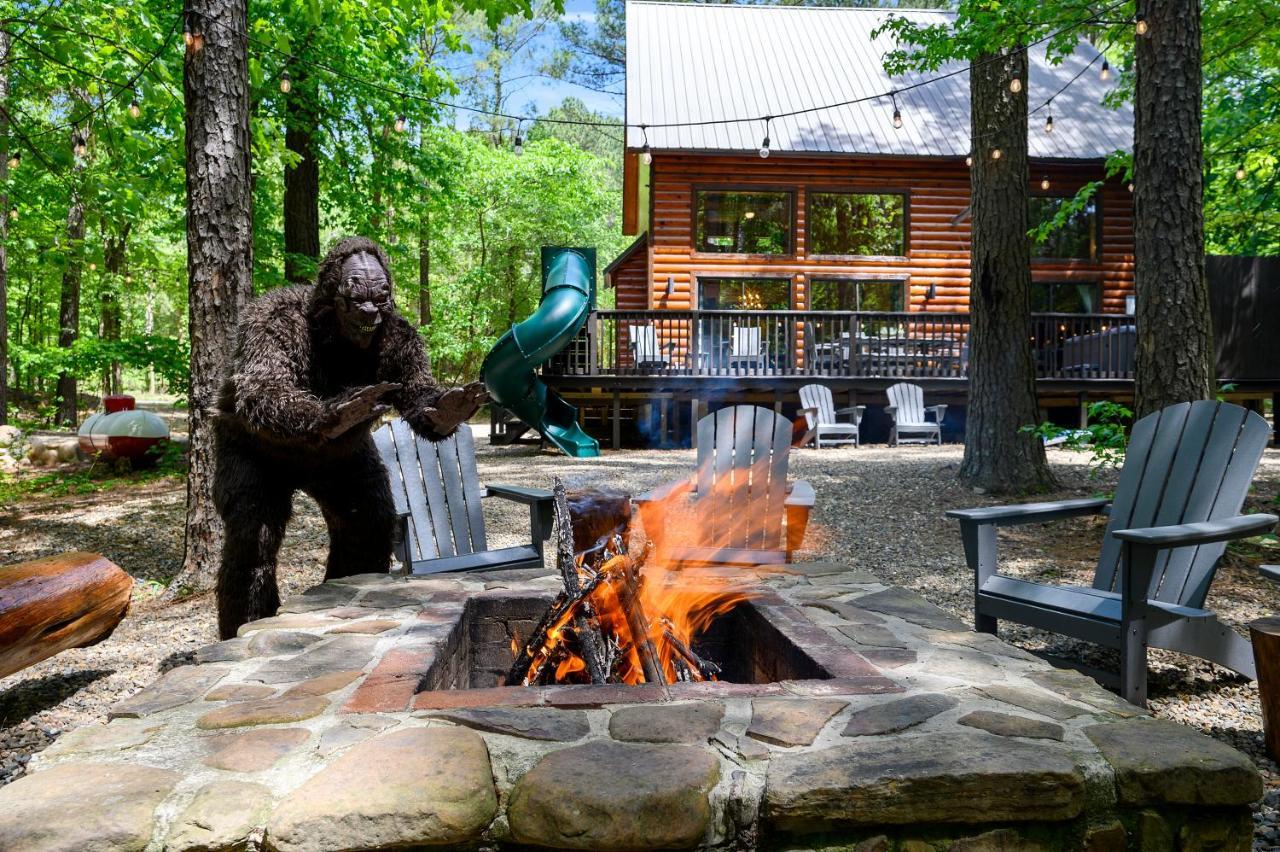 Hickory Bear - Cabin Surrounded By Pines, Sleeps 10, Hot Tub, Fire Pit, Arcade, Foosball Table & Deck Slide Broken Bow Kültér fotó