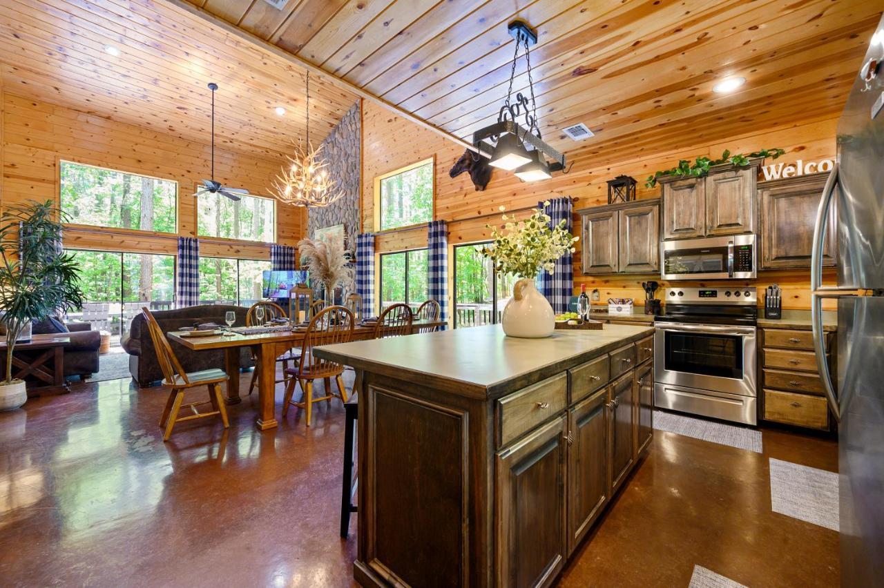 Hickory Bear - Cabin Surrounded By Pines, Sleeps 10, Hot Tub, Fire Pit, Arcade, Foosball Table & Deck Slide Broken Bow Kültér fotó