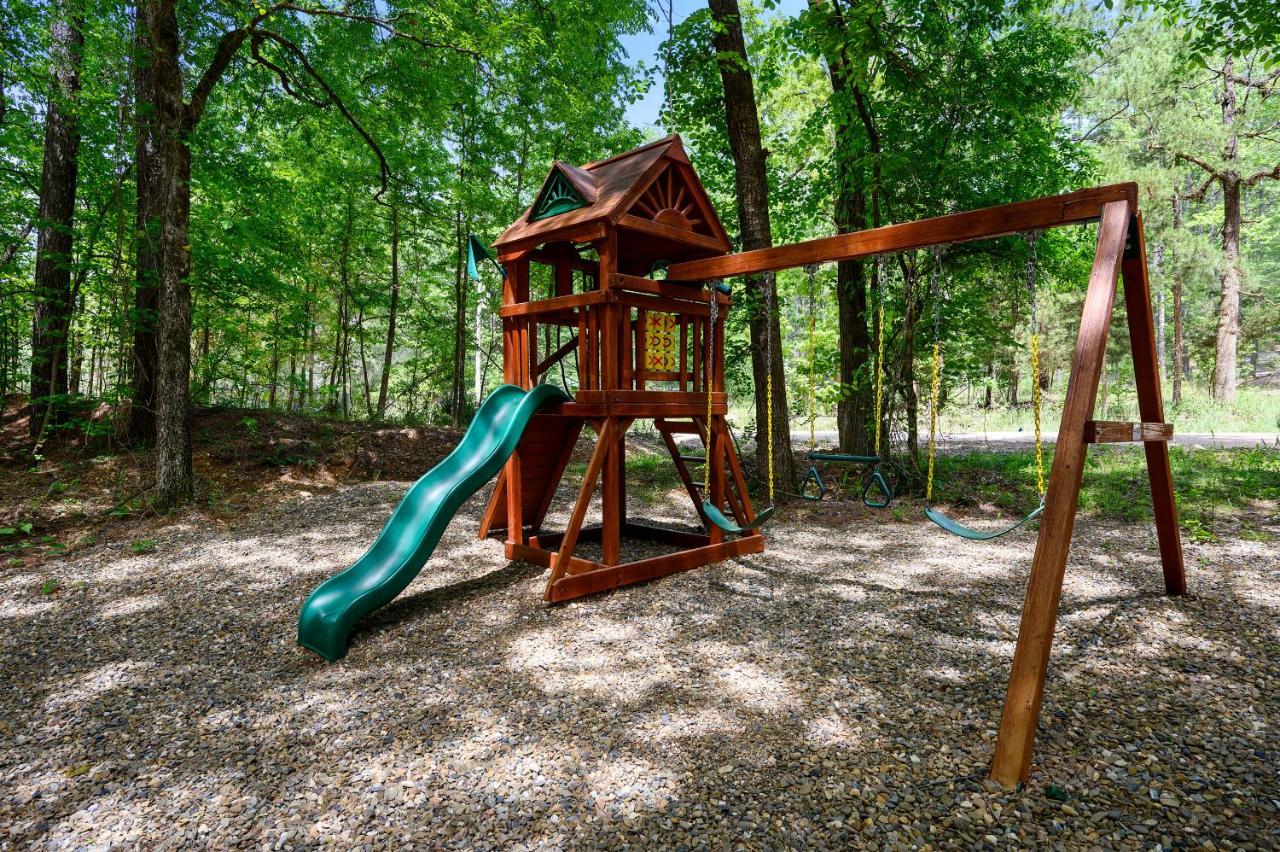 Hickory Bear - Cabin Surrounded By Pines, Sleeps 10, Hot Tub, Fire Pit, Arcade, Foosball Table & Deck Slide Broken Bow Kültér fotó