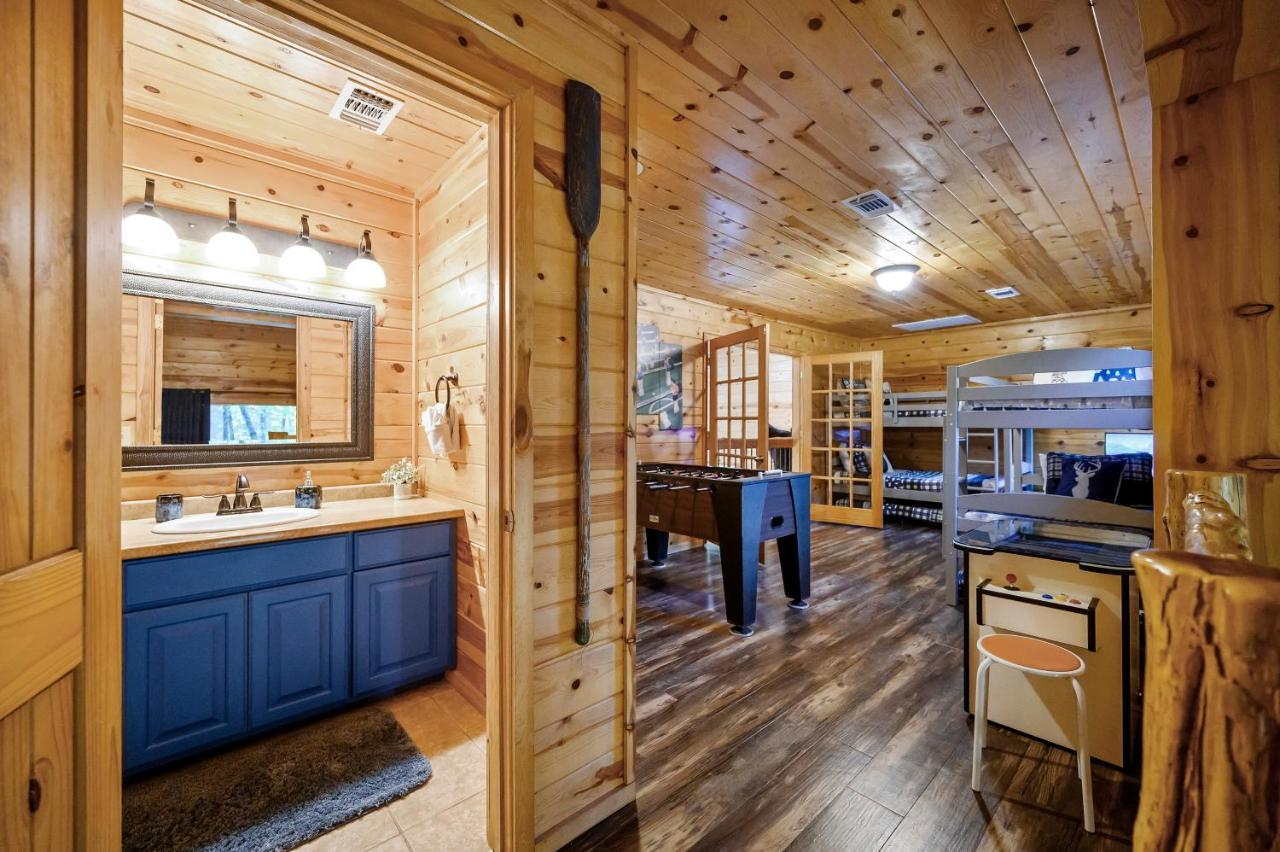 Hickory Bear - Cabin Surrounded By Pines, Sleeps 10, Hot Tub, Fire Pit, Arcade, Foosball Table & Deck Slide Broken Bow Kültér fotó